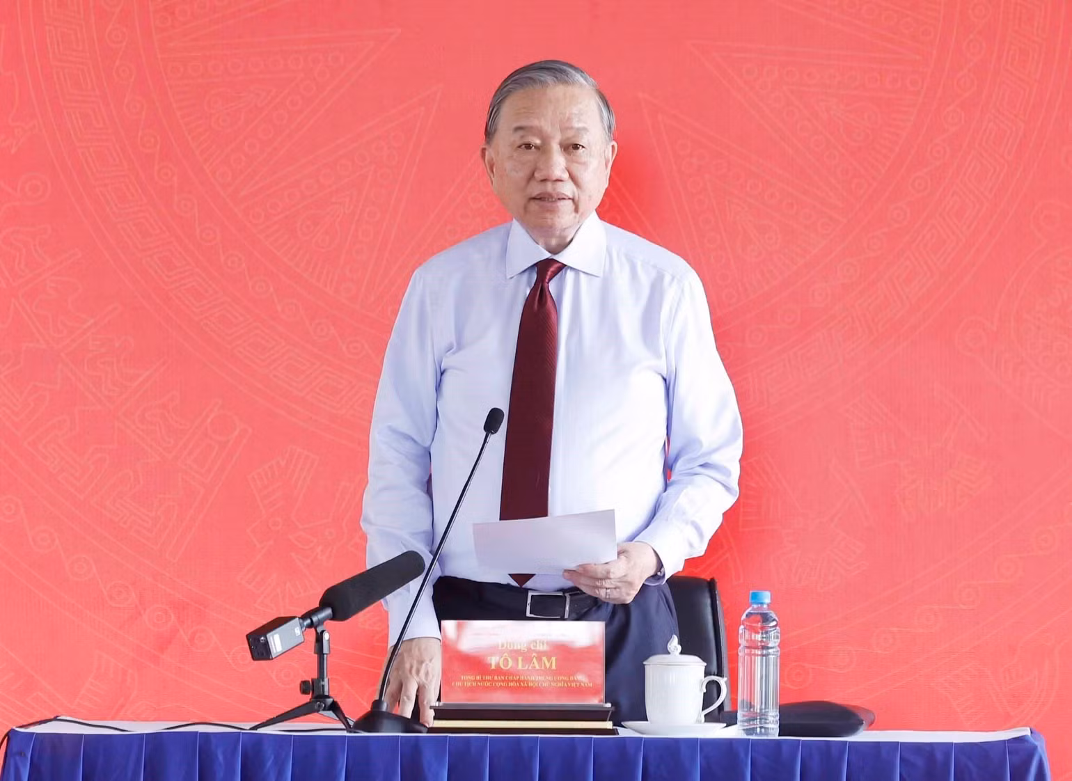 vna-potal-tong-bi-thu-chu-tich-nuoc-tham-dong-vien-cong-nhan-nguoi-lao-dong-tai-tp-ho-chi-minh-8727908.jpg