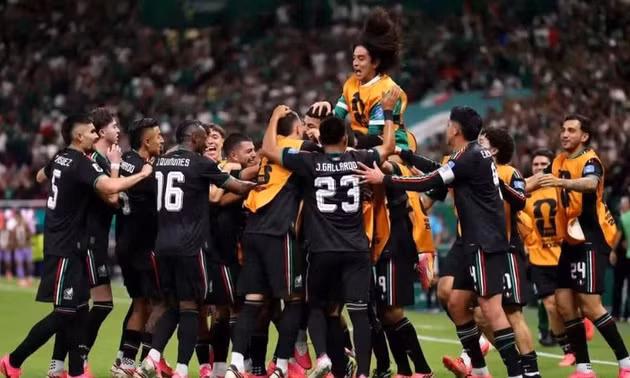 Các tuyển thủ Mexico ăn mừng khi giành tấm vé đi tiếp. (Ảnh: FIFA)