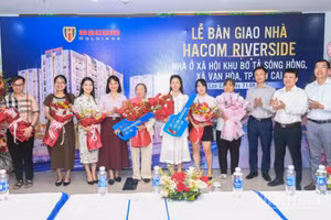 Các đại biểu thực hiện nghi thức bàn giao căn hộ cho những cư dân đầu tiên tại Hacom Riverside, phường Lào Cai. (Ảnh: CÔNG HẢI)