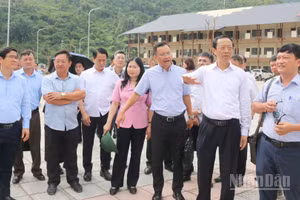 Thứ trưởng Giáo dục và Đào tạo Phạm Ngọc Thưởng cùng Đoàn công tác kiểm tra thực tế tại Trường phổ thông nội trú tiểu học và trung học cơ sở Mường Khương. (Ảnh: CÔNG HẢI)