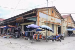 Chợ Mường Khương được đưa vào sử dụng từ năm 2014, nhiều hạng mục cần sửa chữa, xây mới, góp phần thúc đẩy phát triển kinh tế-xã hội ở địa phương. (Ảnh: CÔNG HẢI)
