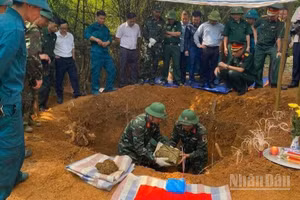 Lực lượng chức năng tổ chức khai quật, cất bốc 2 phần mộ liệt sĩ tại khu vực đồi Đá Vôi, Tổ 39, phường Cam Đường. (Ảnh: CÔNG HẢI)