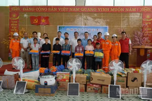 Đại diện Công ty Điện lực Lào Cai cùng chính quyền địa phương và các nhà tài trợ trao học bổng cho học sinh có hoàn cảnh khó khăn tại xã Nậm Xé. (Ảnh: Công ty Điện lực Lào Cai)