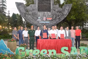 Các đơn vị ký kết biên bản ghi nhớ hợp tác triển khai “Green Sa Pa”. (Ảnh: CÔNG HẢI)