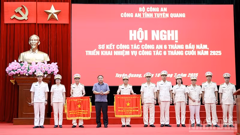 Thừa ủy quyền của Thủ tướng Chính phủ, đồng chí Phan Huy Ngọc, Chủ tịch Ủy ban nhân dân tỉnh Tuyên Quang tặng Cờ thi đua cho 2 tập thể.