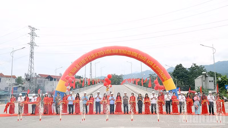 Các đại biểu cắt băng khánh thành dự án đầu tư xây dựng cầu và tuyến đường tránh thị trấn Sơn Dương tại xã Sơn Dương, tỉnh Tuyên Quang.