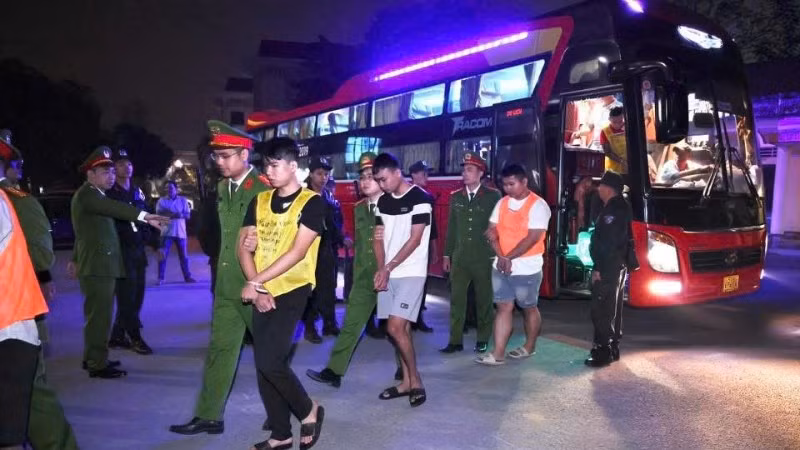 Các đối tượng được lực lượng Công an tỉnh Tuyên Quang di lý về nước để làm rõ hành vi phạm tội.