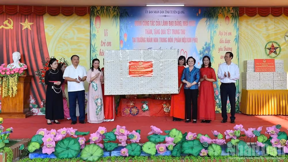 Đoàn công tác của Phó Thủ tướng Chính phủ Phạm Thị Thanh Trà đã trao tặng Trường mầm non Trung Môn, phường Minh Xuân ti vi 75 inch phục vụ hoạt động dạy học, vui chơi của các cháu. (Ảnh: THANH PHÚC)