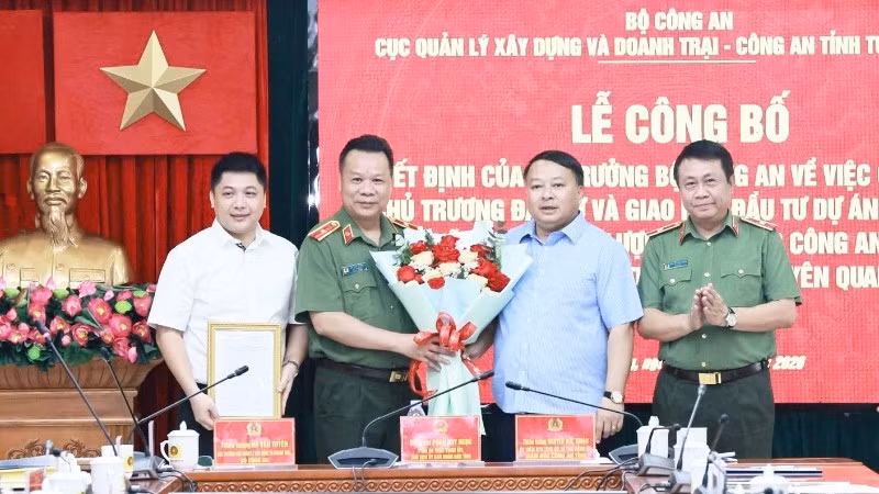 Đại diện Bộ Công an trao quyết định phê duyệt chủ trương đầu tư, giao chủ đầu tư thực hiện Dự án xây dựng nhà ở xã hội cho lực lượng vũ trang Công an nhân dân trên địa bàn tỉnh Tuyên Quang.