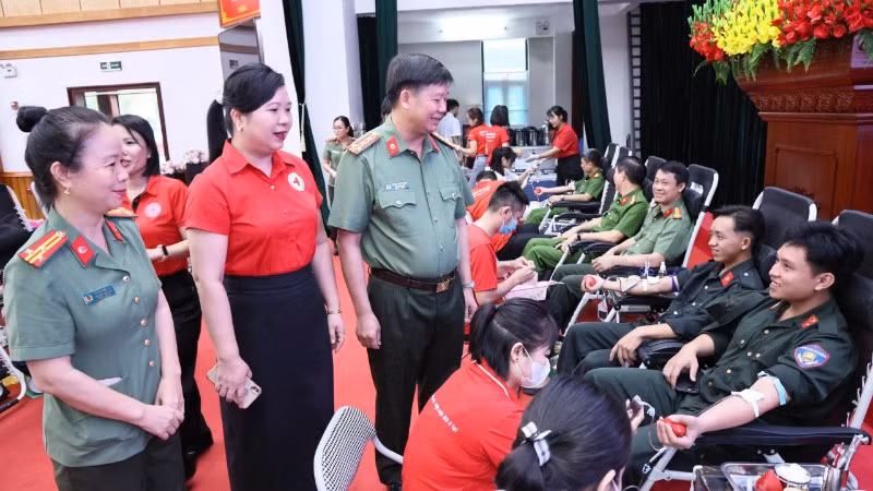 Lãnh đạo Công an tỉnh và Hội Chữ thập đỏ tỉnh Tuyên Quang hỏi thăm, động viên cán bộ chiến sĩ tham gia hiến máu.