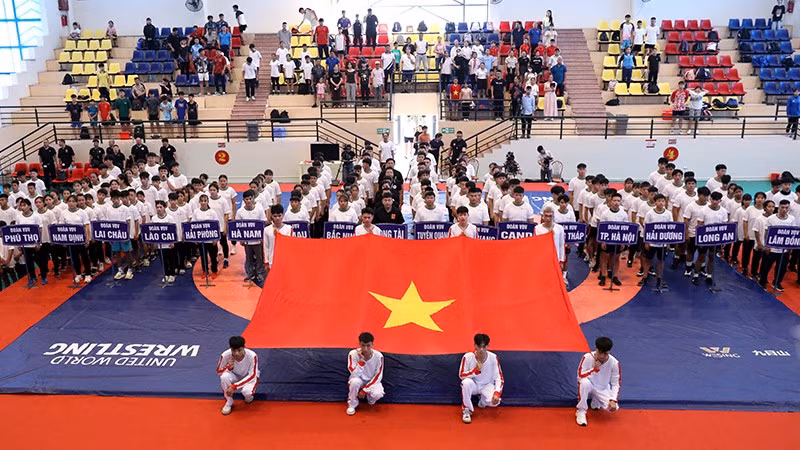 Nghi thức chào cờ tại lễ khai mạc giải đấu.