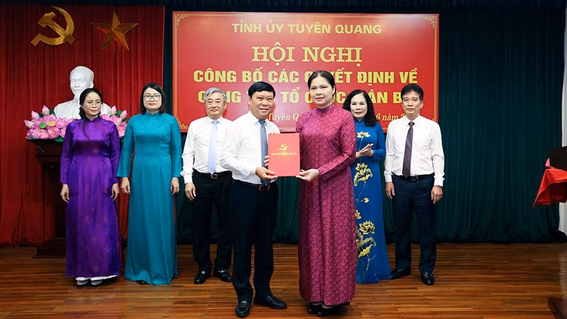 Đồng chí Hà Thị Nga, Bí thư Tỉnh ủy Tuyên Quang trao quyết định bổ nhiệm đồng chí Mai Đức Thông giữ chức vụ Tổng Biên tập Báo và Đài Phát thanh-Truyền hình tỉnh Tuyên Quang.