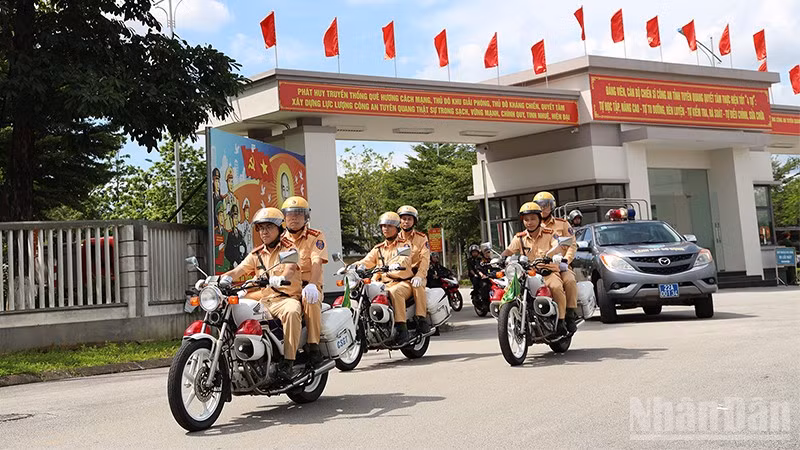 Công an tỉnh Tuyên Quang ra quân biểu dương lực lượng.