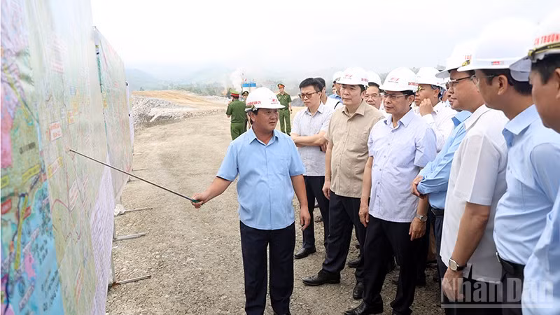 Bí thư Tỉnh ủy Tuyên Quang Hầu A Lềnh báo cáo tiến độ triển khai dự án cao tốc Tuyên Quang-Hà Giang với Đoàn công tác do Phó Thủ tướng Chính phủ Bùi Thanh Sơn làm Trưởng Đoàn.