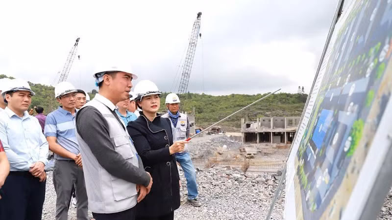 Đoàn công tác của tỉnh Tuyên Quang kiểm tra tiến độ thi công Trường phổ thông nội trú liên cấp tiểu học và trung học cơ sở Sơn Vĩ vào cuối tháng 4/2026.