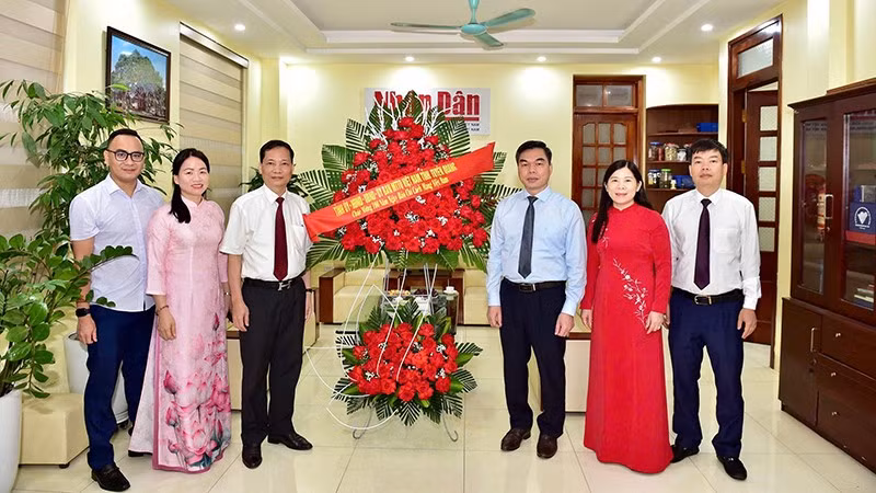 Các đồng chí lãnh đạo tỉnh Tuyên Quang tặng hoa chúc mừng Văn phòng đại diện Báo Nhân Dân tại Tuyên Quang.