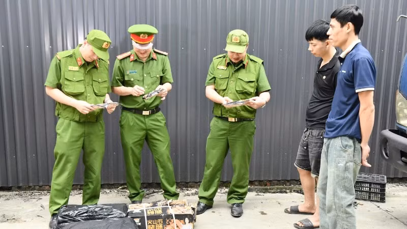 Lực lượng Công an tỉnh Tuyên Quang tạm giữ toàn bộ số lạp xưởng không rõ nguồn gốc xuất xứ.