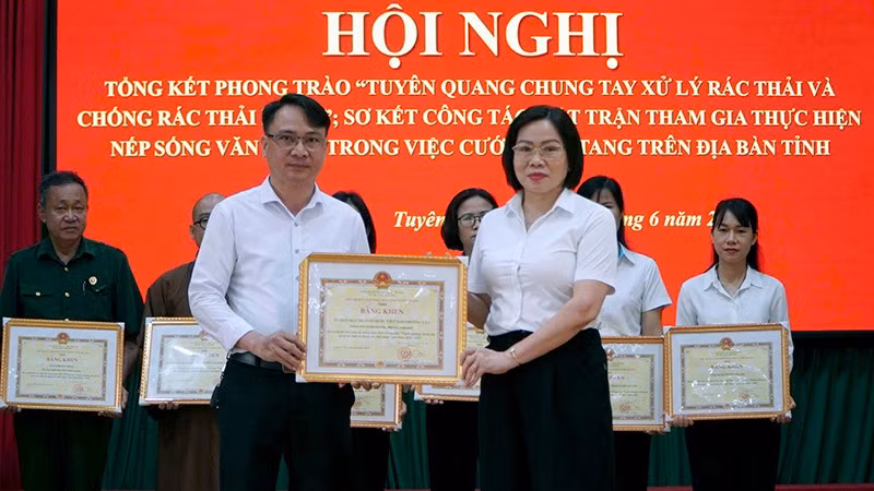 Lãnh đạo Ủy ban Mặt trận Tổ quốc Việt Nam tỉnh Tuyên Quang trao Bằng khen của Chủ tịch Ủy ban nhân dân tỉnh cho các tập thể.
