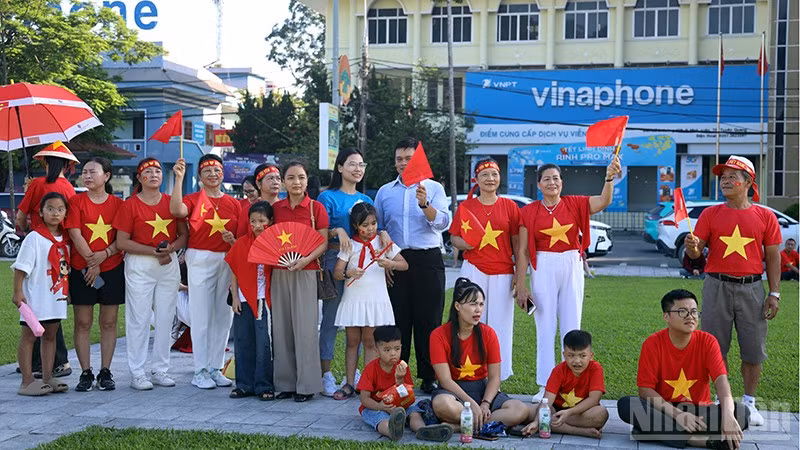 Người dân tập trung tại Quảng trường Nguyễn Tất Thành, phường Minh Xuân để theo dõi truyền hình trực tiếp Lễ diễu binh, diễu hành kỷ niệm 80 năm Cách mạng Tháng Tám và Quốc khánh 2/9.