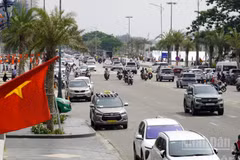 Đường Thùy Vân, đoạn qua tháp Tam Thắng luôn có đông xe cộ và du khách. (Ảnh: LÊ ĐÌNH THÌN)