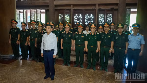 Các đại biểu tưởng nhớ Chủ tịch Hồ Chí Minh.