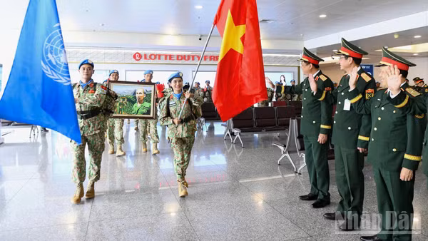 Thượng tướng Nguyễn Trường Thắng chúc cán bộ, nhân viên Đội Công binh số 5 hoàn thành xuất sắc nhiệm vụ. (Ảnh: THẾ ĐẠI)