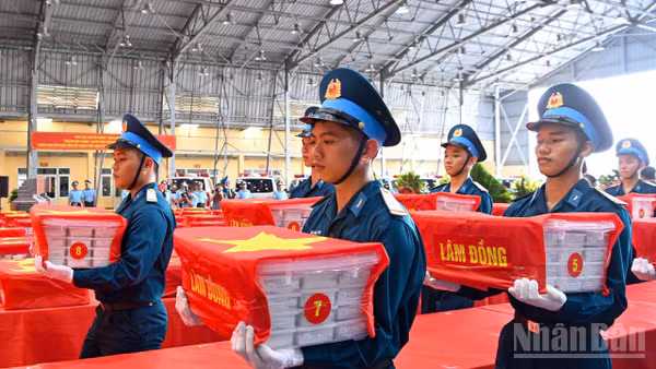 Nghi thức chuyển mẫu hài cốt liệt sĩ của các tỉnh, thành phố từ máy bay xuống sân bay Gia Lâm, Hà Nội để bàn giao phục vụ giám định ADN, ngày 11/9/2026. (Ảnh: THẾ ĐẠI)