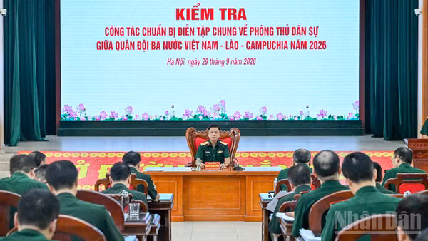 Thượng tướng Nguyễn Trường Thắng chủ trì cuộc kiểm tra. (Ảnh THẾ ĐẠI)
