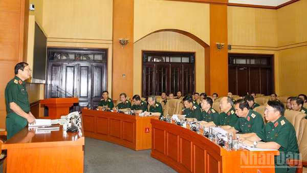 Đại tướng Nguyễn Tân Cương chủ trì hội nghị. 