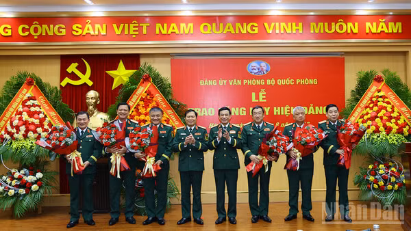 Đại tướng Phan Văn Giang và Đại tướng Nguyễn Tân Cương cùng các đồng chí đảng viên được trao Huy hiệu 35 năm tuổi Đảng.