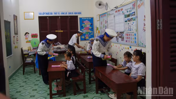 Cán bộ, chiến sĩ Đảo Trường Sa tặng bút vở cho học sinh.