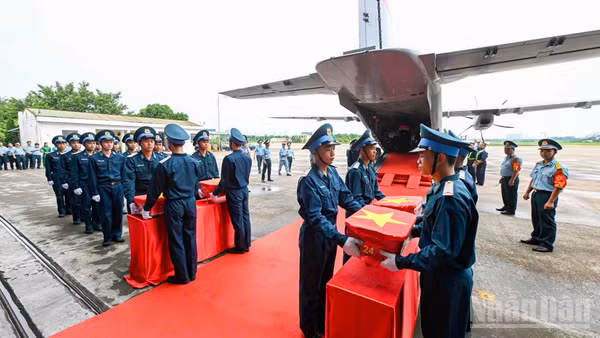 Chuyến bay đặc biệt vận chuyển hơn 7.000 mẫu hài cốt liệt sĩ từ Sân bay Tân Sơn Nhất (Thành phố Hồ Chí Minh) hạ cánh xuống Sân bay Gia Lâm (Hà Nội). (Ảnh: THẾ ĐẠI)