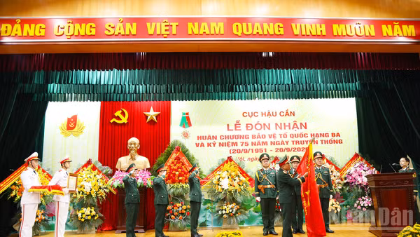 Thừa ủy quyền Chủ tịch nước, Thượng tướng Lê Quang Minh trao Huân chương Bảo vệ Tổ quốc hạng Ba tặng Cục Hậu cần. (Ảnh: QUỲNH HƯƠNG)