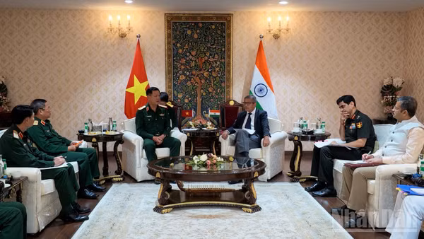 Thượng tướng Nguyễn Trường Thắng và Thư ký Quốc phòng Ấn Độ Rajesh Kumar Singh tại buổi hội kiến.