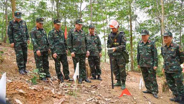 Trung tướng Phạm Đức Duyên kiểm tra công tác rà phá tại thực địa và tặng quà động viên các lực lượng.