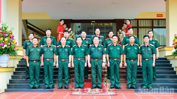 Đại tướng Nguyễn Trọng Nghĩa và các đại biểu tại buổi làm việc.