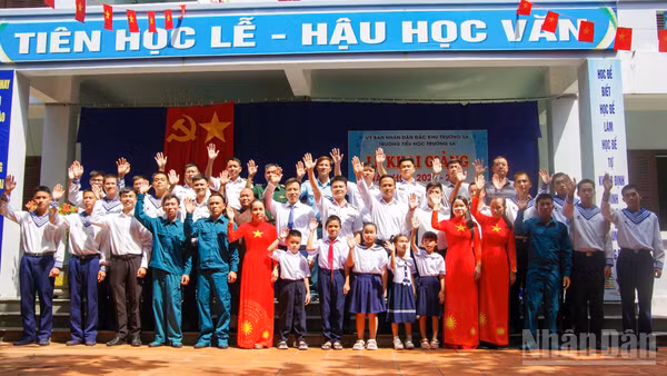 Cán bộ, chiến sĩ, giáo viên, học sinh, nhân dân và các lực lượng trên đảo Trường Sa chào mừng năm học mới.