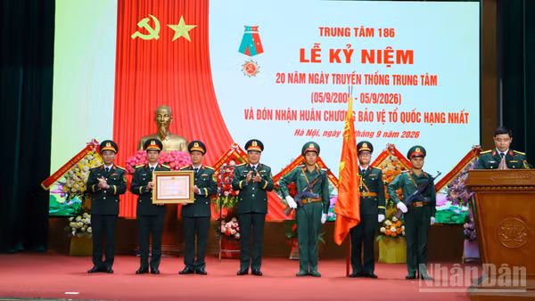 Trung tướng Vũ Hữu Hanh, Tư lệnh Bộ Tư lệnh 86 trao Huân chương Bảo vệ Tổ Quốc hạng Nhất cho Trung tâm 186.