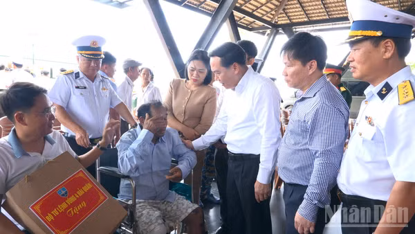 Đồng chí Hồ Xuân Trường, Ủy viên dự khuyết Trung ương Đảng, Phó Bí thư Thường trực Tỉnh ủy Khánh Hòa thăm hỏi các ngư dân.