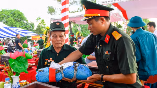 Hài cốt liệt sĩ về tới Nghĩa trang Liệt sĩ Nghi Lộc.
