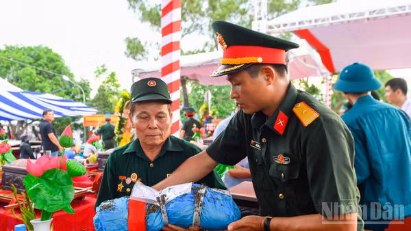 Lễ viếng, truy điệu và an táng 80 hài cốt liệt sĩ quân tình nguyện và chuyên gia Việt Nam hy sinh tại nước Cộng hòa Dân chủ Nhân dân Lào tại Nghĩa trang Liệt sĩ Nghi Lộc, xã Đông Lộc, tỉnh Nghệ An cuối tháng 5/2026. (Ảnh: nhandan.vn)