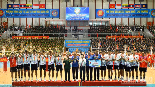 Đại tướng Nguyễn Tân Cương trao huy chương Vàng cho Đội tuyển Bóng chuyền Quân đội nhân dân Việt Nam.