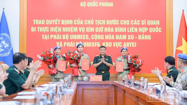 Thượng tướng Nguyễn Văn Hiền, Ủy viên Trung ương Đảng, Thứ trưởng Quốc phòng trao Quyết định của Chủ tịch nước cho các sĩ quan đi thực hiện nhiệm vụ gìn giữ hòa bình Liên hợp quốc.