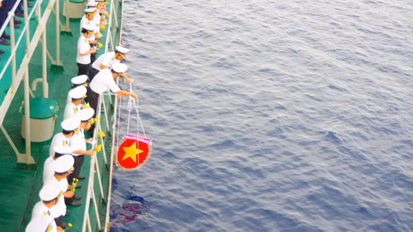 Đoàn công tác thả vòng hoa tưởng niệm các Anh hùng liệt sĩ.
