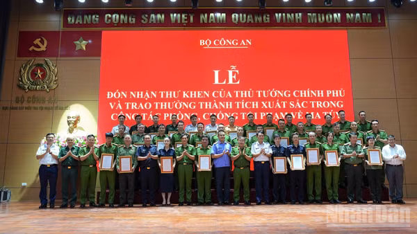 Các đại biểu và các tập thể và cá nhân được nhận Quyết định khen thưởng. (Ảnh: THẾ ĐẠI)