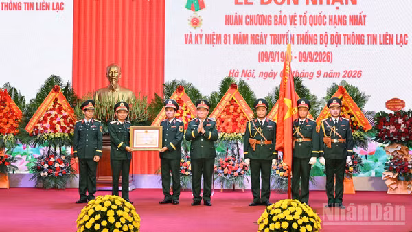 Thừa ủy quyền của Chủ tịch nước, Đại tướng Nguyễn Trọng Nghĩa trao Huân chương Bảo vệ Tổ quốc hạng Nhất tặng Binh chủng Thông tin liên lạc.