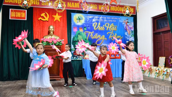 Các em thiếu nhi ở đảo Sinh Tồn biểu diễn tiết mục văn nghệ. (Ảnh: THÀNH VŨ)