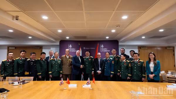 Thượng tướng Nguyễn Trường Thắng, Ngài Vernon Coaker, Quốc vụ khanh Bộ Quốc phòng Liên hiệp Vương quốc Anh và Bắc Ireland cùng các đại biểu tại cuộc đối thoại.