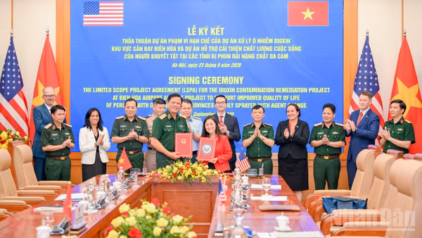 Thượng tướng Nguyễn Trường Thắng và Đại sứ Hoa Kỳ Jennifer Wicks ký kết các thỏa thuận. (Ảnh: THẾ ĐẠI)