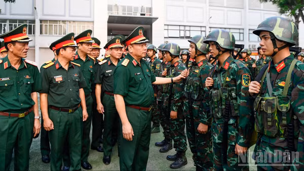 Thượng tướng Lê Quang Đạo kiểm tra quy định sẵn sàng chiến đấu và động viên cán bộ, chiến sĩ Lữ đoàn 144.